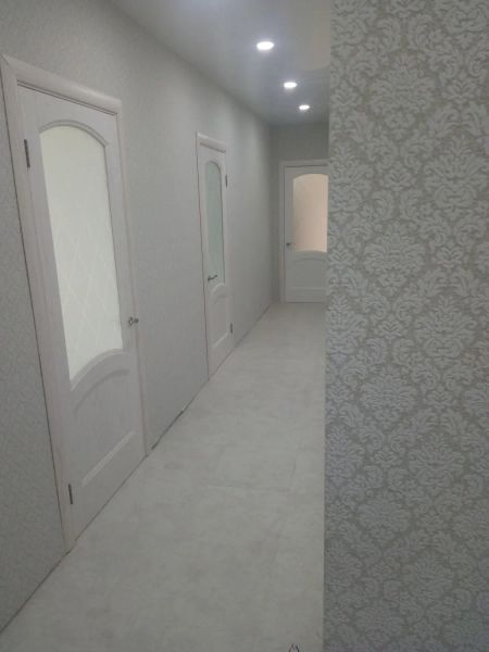 Установка межкомнатных дверей, поклейка обоев, на полу плитка ПВХ, монтаж натяжного потолка с точечными светильниками