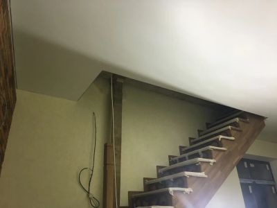 Натяжной потолок частный дом, лестница на 2й этаж