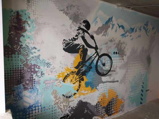 Роспись стен, Велосипедист в горах. Акрил