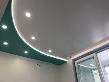 Двухуровневые цветные натяжные потолки с подсветкой на кухню