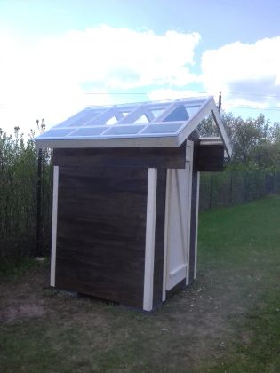 Туалет с прозрачной крышей