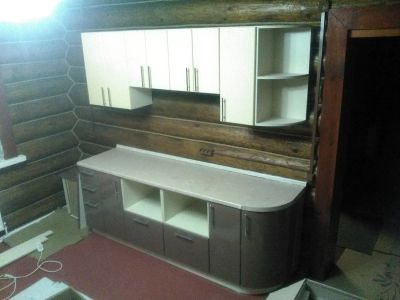 Кухонный гарнитур в бревенчатом доме