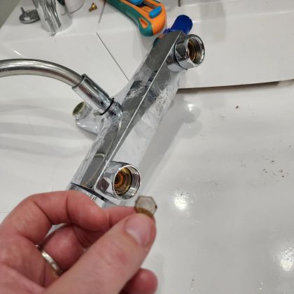 Ремонт смесителя Grohe! До меня было два мастера, которые не смогли починить смеситель с термостатом,  последний мастер вообще приговорил термостат и настаивал на его замене. Проведя диагностику смесителя и работу термостата, я пришёл к выводу, что давления подачи воды чем-то затруднено, мной был демонтирован смеситель, при осмотре я обнаружил, что сразу после эксцентриков в самом смесителе идёт сеточка (фильтр) которая была полностью забита известковыми отложениями. Данная сеточка бла очищена и смазана спе