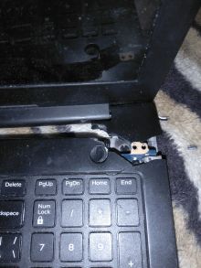Вырванный кусок корпуса и петля на ноутбуке Dell