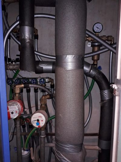 Разводка горячей и холодной воды в квартире, вид из тех шкафа. Трубы Рехау.