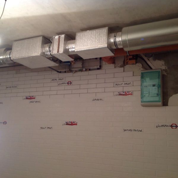 Пример установки приточной вентиляционной системы в подвальном помещении частного дома. Смонтированы вентилятор, водяной нагреватель с узлом обвязки, фильтр, шумоглушитель, системы автоматики