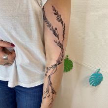 Растительная татуировка по своему эскизу. Один сеанс.