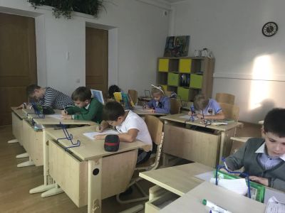 Сидят послушно все! Главное - заинтересовать, а для этого у меня есть свои способы. Работа с детьми - это особое время. Счастье, когда во втором, третьем классе они уже говорят!