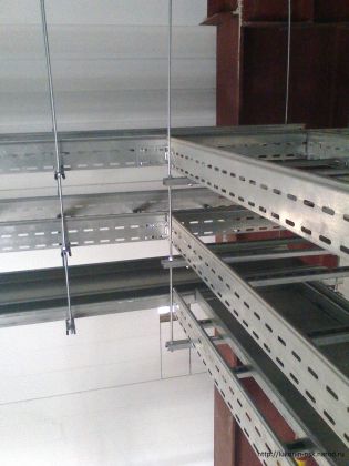 Монтаж металлоконструкций в производственных помещениях, лоток