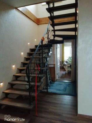 Лестница на ломаных косоурах, забежные ступени, ступени из лиственницы, перила с элементами художественной ковки г. Всеволожск 