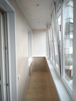 Остекление балкона  панельного дома, ПВХ окнами с внутренней отделкой ПВХ панелями и полом из доски 38мм толщиной