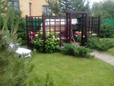 строительство перголы и шпалеры вокруг качелей