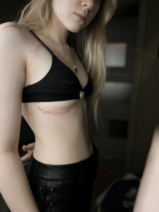 Детальная татуировка на теле, акцент на графическом стиле и деталях.