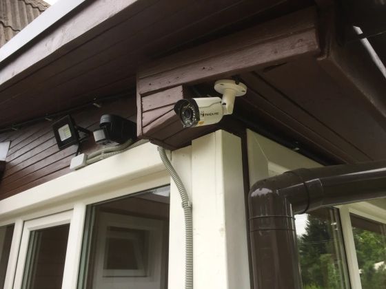 Установка видеокамеры на загородном доме с открытой прокладкой кабеля, но без коробки для разъемов