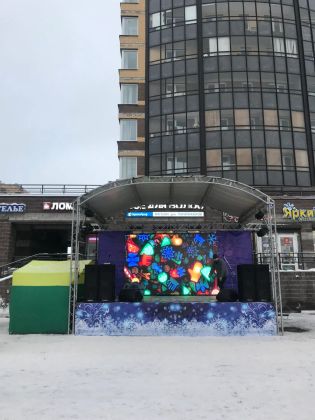 Новогодний Уличный праздник на парнасе. Уличный диодный экран с шагом пикселя 6мм, размер 3.5 x2.5 метра, сценическая конструкция  6x4 с крышей, комплект звука и света.