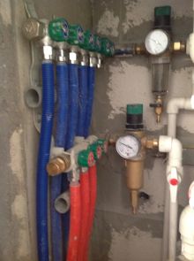 Монтаж распределительного коллектора для горячего и холодного водоснабжения с регуляторами давления 