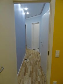 Цветовая гамма. Вид из желтой детской в коридор. Коридор в голубом цвете, внутренняя короткая стена более темная, длинная стена светлее, что создает эффект увеличения пространства