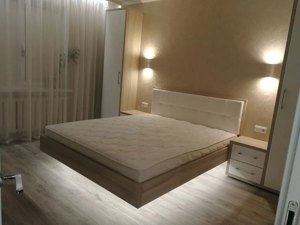 Пример изготовленного комплекта мебели в спальню. Парящая кровать с подсветкой, материал максимально эмитирующий натуральную древесину. 