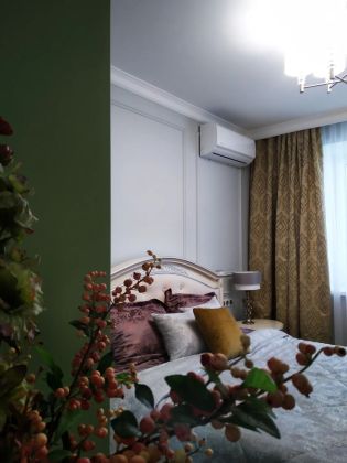 Уютная гостевая спальня в неоклассическом стиле