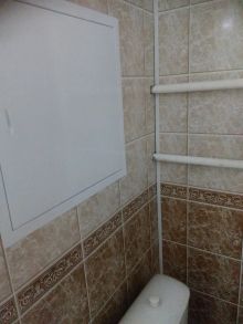 Отделка стен ванной панелями ПВХ.