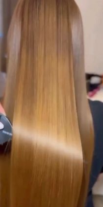 Парикмахеры работают над длинными золотистыми волосами клиента