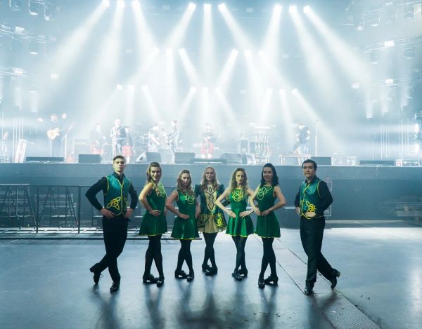 Танцоры iDance на выступлении в Adrenaline Stadium