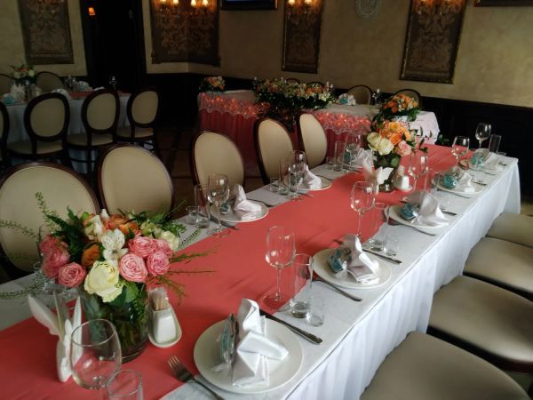 Украшение стола гостей  тканью ,  цветами,  пряничками-указателями с  именами гостей.