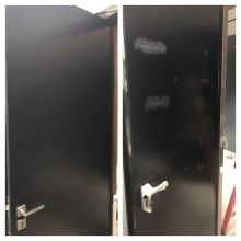 Лакальная реставрация двери в офисе