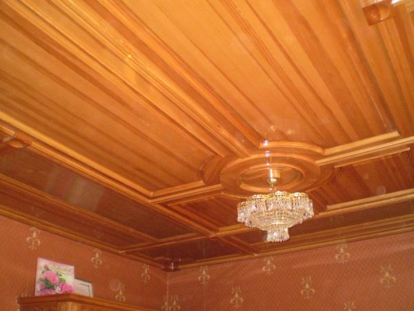 Декоративный потолок в кабинете руководителя, массив сосны, цвет махогон.