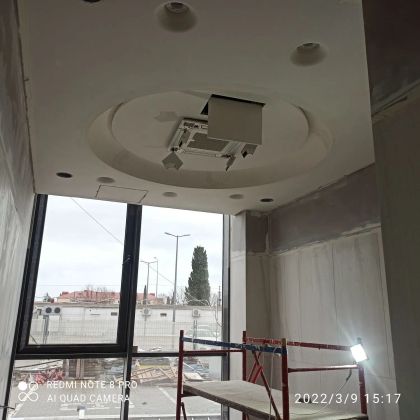 Установили каркас обшивали гипсокартон сделали лук под светильник с чёрного шпаклёвка поклеили стеклохолст сделали чистовой шпаклёвка подготовили под краски