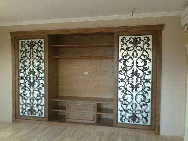 Проект гардеробного шкафа с раздвижными зеркальными дверями с деревянной резьбой