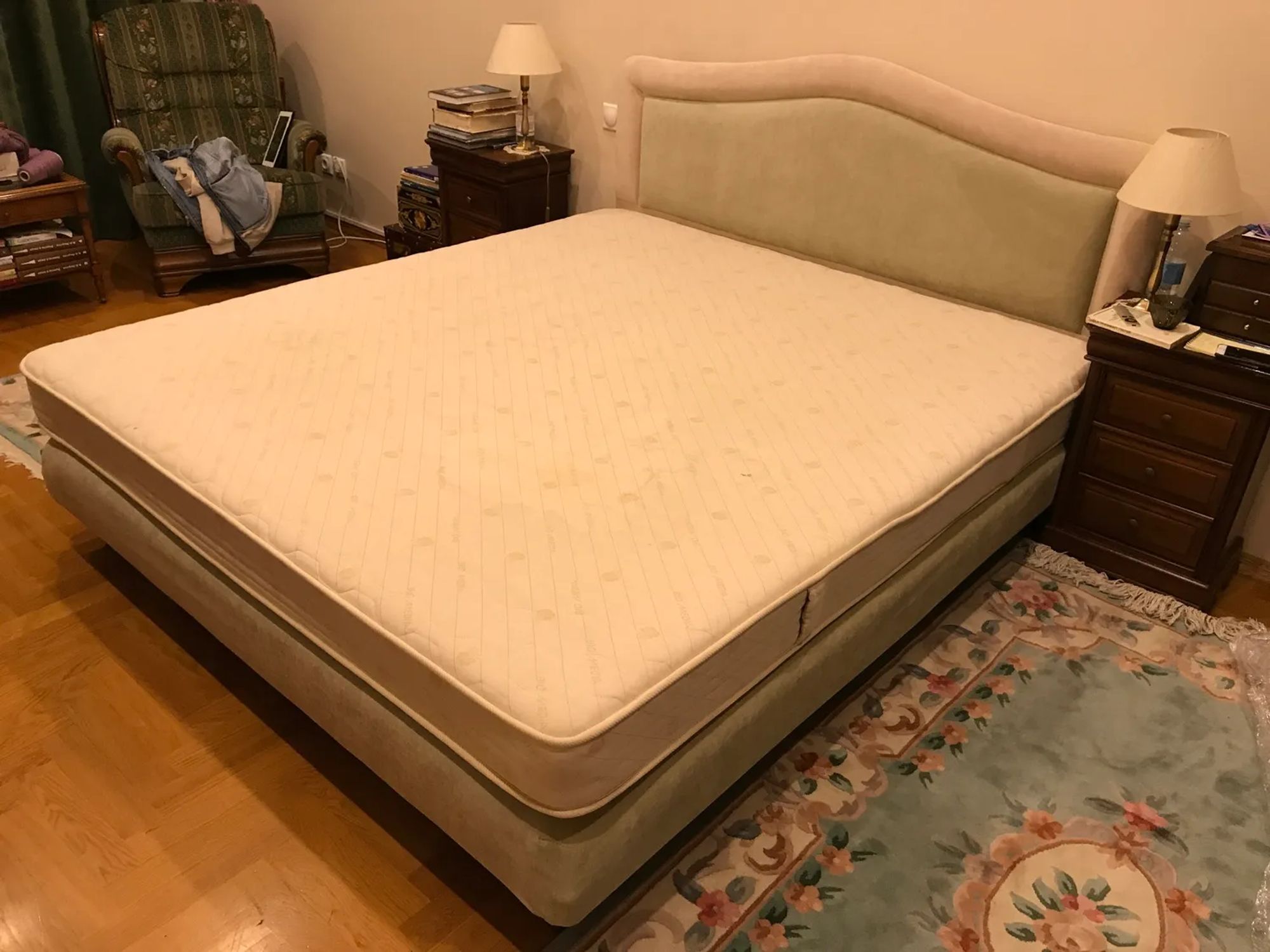Кровать из ткани капучино