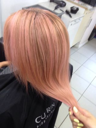Розовое молекулярное восстановление волос