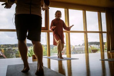 Терапевтический цигун Хуашаньской школы направлен на омоложение и оздоровление организма в целом за счёт приведения гормональной системы в норму. Продлевает мужскую силу на многие годы и женскую привлекательность и чувствительность. 