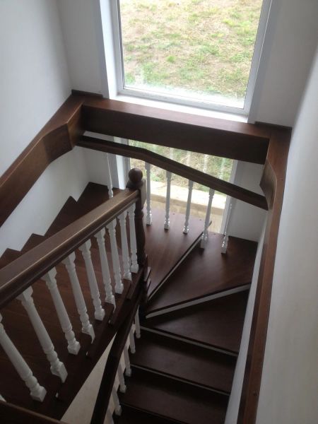 Комбинированная лестница из лиственницы, дополнительно закрыты трубы по стенам