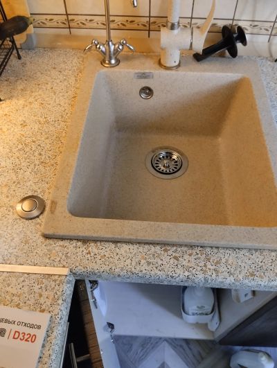 Кнопка измельчителя пищевых отходов, врезана в столешницу. 