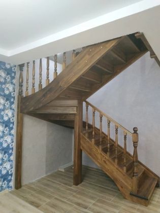 лестница из массива сосны
