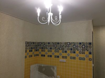 В данной комнате : комната отделана жидкими обоями , потолок натяжной, плитка фартук , плинтуса пвх с рисунком , люстра обычная классическая . 