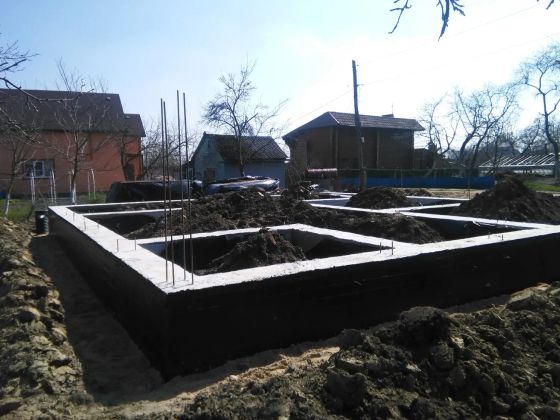 Строим фундамент для частного дома на ул. Катина