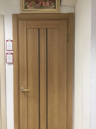Установка двери в магазине