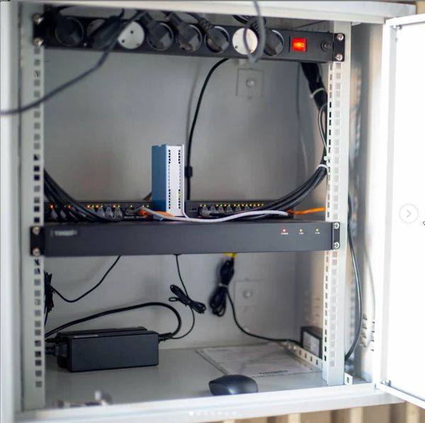 Сборка серверного шкафа по видеонаблюдению, подключенно 15 камер, установлена система наблюдения Трассир