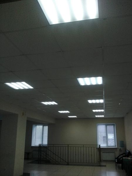 монтаж электропроводки, установка светильников в административном здании.