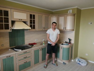 Стаж более 10 лет. Комплексный ремонт кухни. Сантехника, электрика, штукатурка, шпаклёвка, покраска, укладка плитки, сборка мебели, установка бытовой техники.