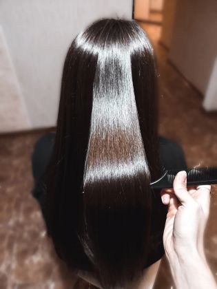 Молекулярное восстановление волос – это уникальная процедура, с помощью которой можно восстановить поврежденные пряди, сделать их здоровыми, шелковистыми, блестящими и эластичными.🌿Для этого применяют специальный коктейль, в состав которого входит множество активных компонентов. Они обладают свойством проникать глубоко в структуру каждого волоска, оказывая волшебное действие.✨