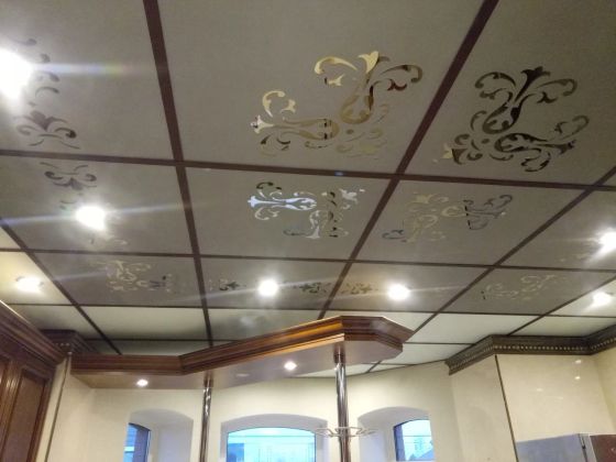 Зеркальный сатинированный потолок с узорами