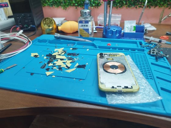 Ремонт айфона, замена задней крышки.