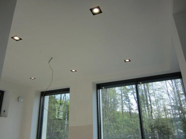 Установка встраиваемых светильников в потолок из гипрока