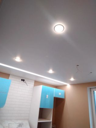 натяжной потолок на кухне,установлена световая линия над рабочей зоной 