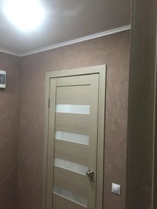 Отделка коридора, декоративная штукатурка, установка потолочных плинтусов, натяжной потолок