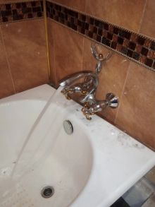 Непростая замена обвязки ванны, установка смесителя